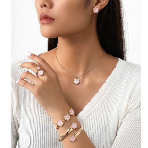 Luxe Gold Tone Flower Necklace Ring Jewelry Set - Picture 5 of 6